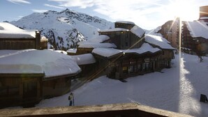 A snow-covered mountain village with wooden buildings, a ski slope, and a clear sky. - Studio 4 pax in Avoriaz, quiet with balcony (Avoriaz)