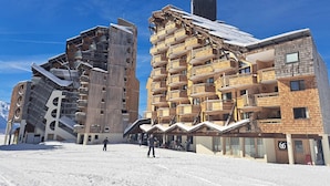 A modern ski resort with multi-story buildings featuring wooden balconies and ski slopes. - 3-room apartment, sleeps 6 in Avoriaz (Avoriaz)