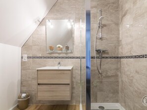 Bathroom - Peaceful country house with wifi and pets allowed, near cultural sites (Villedieu-les-Poêles)