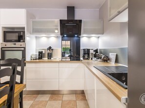 Fridge, microwave, dishwasher, coffee/tea maker