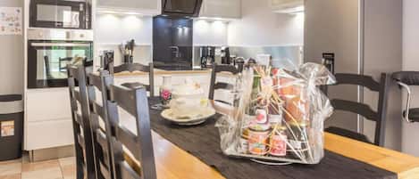 Fridge, microwave, dishwasher, coffee/tea maker