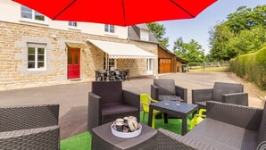 Outdoor dining - Peaceful country house with wifi and pets allowed, near cultural sites (Villedieu-les-Poêles)