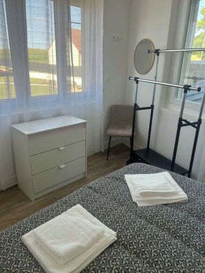 3 عدّة غرف نوم ومكواة/لوح كي وواي فاي وملاءات أسرّة