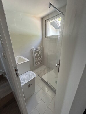 Regadera, amenidades de baño gratuitas, secadora de cabello, jabón 