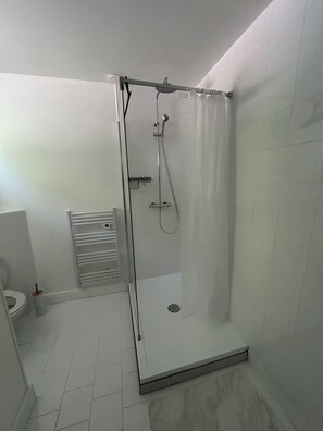 Dusche, kostenlose Toilettenartikel, Haartrockner, Seife