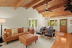 Smart TV, fireplace, video games, table football - Grandfather Cottage-Banner Elk-3BR/2.5BA, WFIF, AC Fire Pit (Banner Elk)