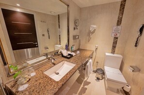 Habitación triple clásica | Baño | Jabón, champú y papel higiénico