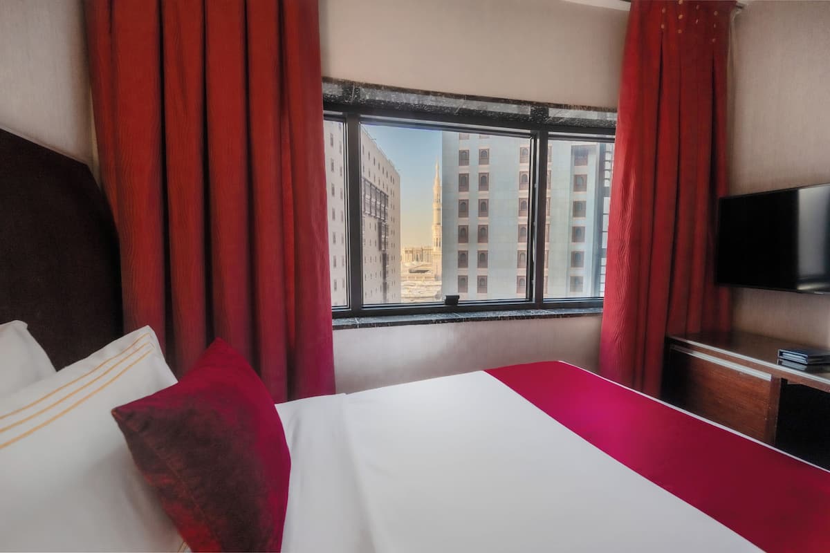 Executive Suite | Iron/ironing board, free WiFi