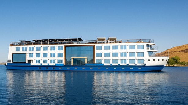 Ein großes, modernes Kreuzfahrtschiff mit mehreren Decks und einem blau-weißen Farbdesign.