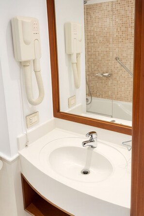 Duschwanne, Haartrockner, Handtücher, Seife