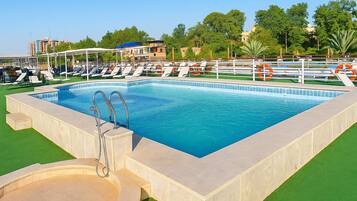 Kolam renang terbuka, payung kolam, kerusi lepak pantai