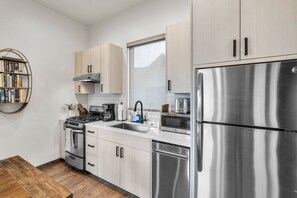 Frigorífico, horno, placa de cocina y lavavajillas