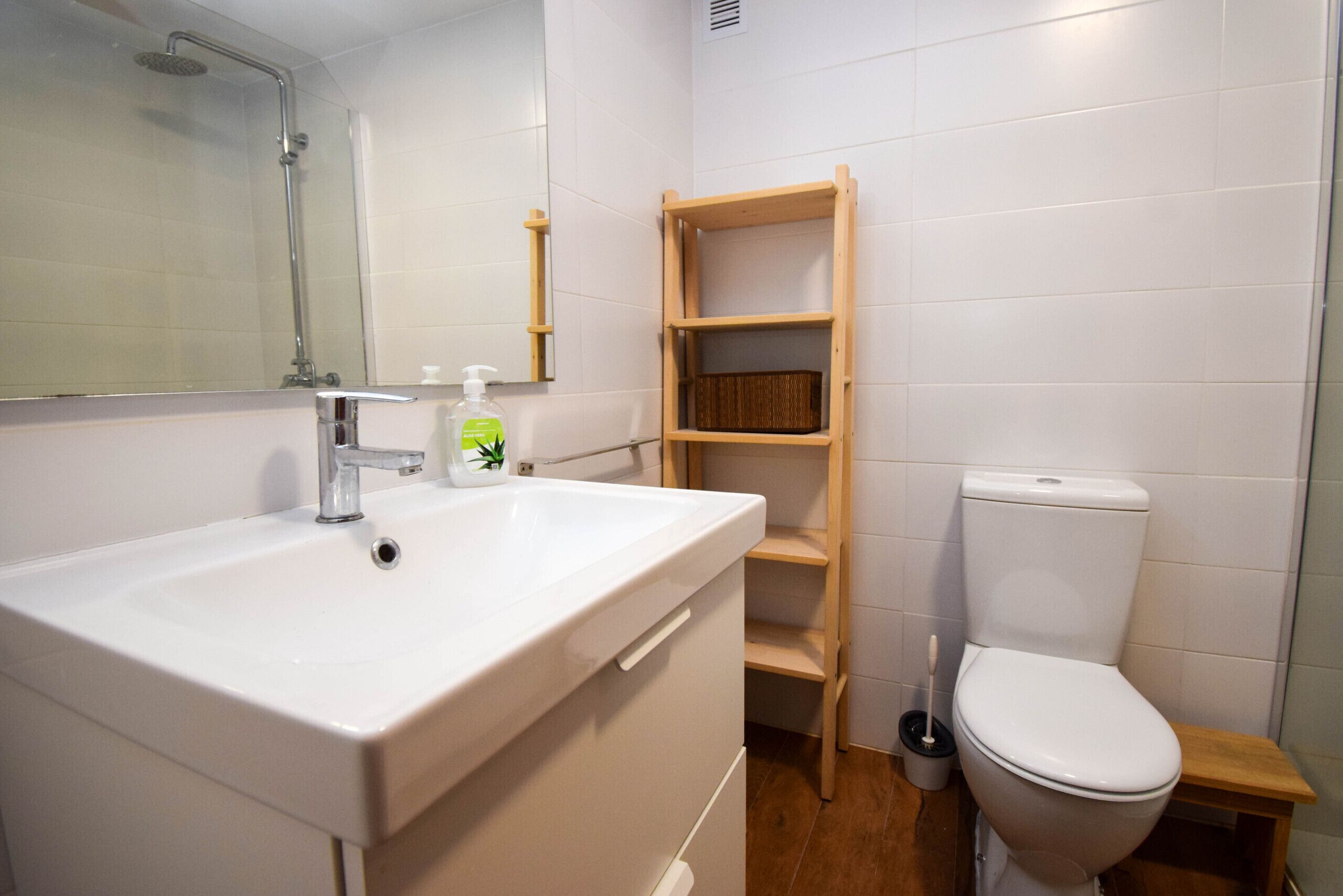 Suihku, hiustenkuivaaja, pyyhkeet