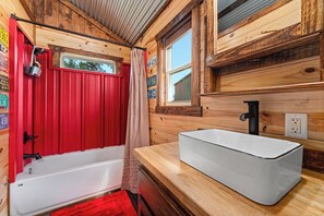 Shower, hair dryer, towels, shampoo - Hill Country Cabin - Cozy Rustic Getaway (Fredericksburg)