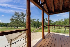 Terrace/patio - Hill Country Cabin - Cozy Rustic Getaway (Fredericksburg)