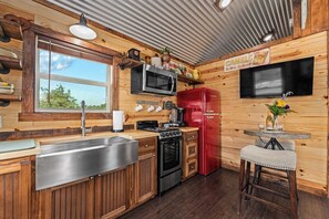Fridge, microwave, oven, stovetop - Hill Country Cabin - Cozy Rustic Getaway (Fredericksburg)