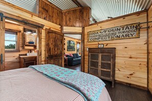 1 bedroom, WiFi, bed sheets - Hill Country Cabin - Cozy Rustic Getaway (Fredericksburg)