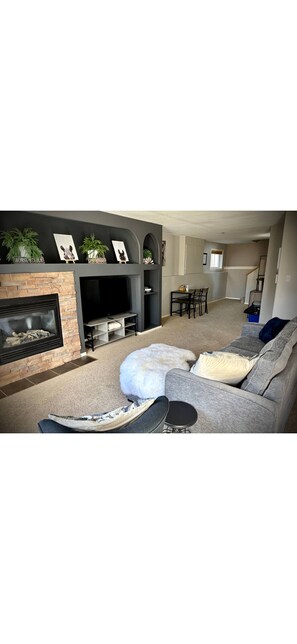 Smart TV, fireplace - Harper House-Home away from home in Lethbridge (Lethbridge)