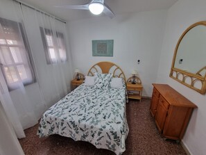 Tabla de planchar con plancha, wifi, ropa de cama