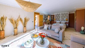 Una sala de estar moderna con un sofá, una mesa de centro y plantas decorativas.