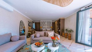 Una sala de estar moderna con sofá, mesa de centro y objetos decorativos.