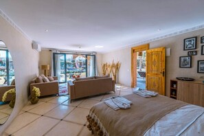 1 bedroom, in-room safe, free WiFi, bed sheets