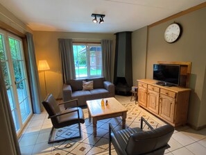 Smart TV, fireplace, ping pong, books