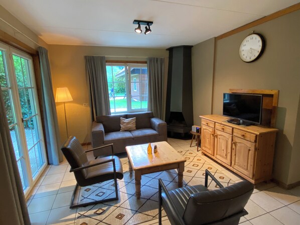 Smart TV, fireplace, ping pong, books