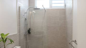 Dusj, hårføner, håndklær og såpe