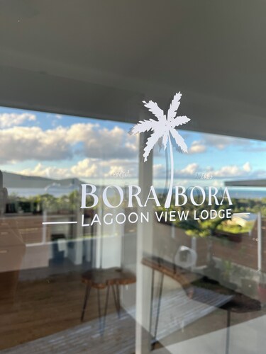 Bungalow moderne à la décoration soignée, à 6mn à pieds du centre de Vaitape