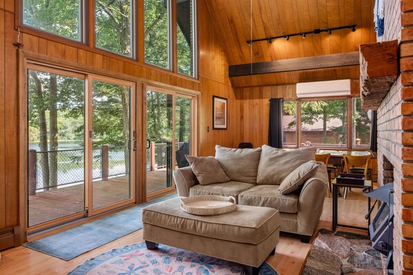 TV connectée, cheminée, livres