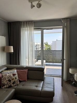 Living area - Charming 1-bedroom apartment in Poznań with AC (Poznań)