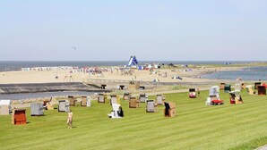 A beach with tents and beachgoers. - Reihenhaus Land and Sea in Busum (Westerdeichstrich)