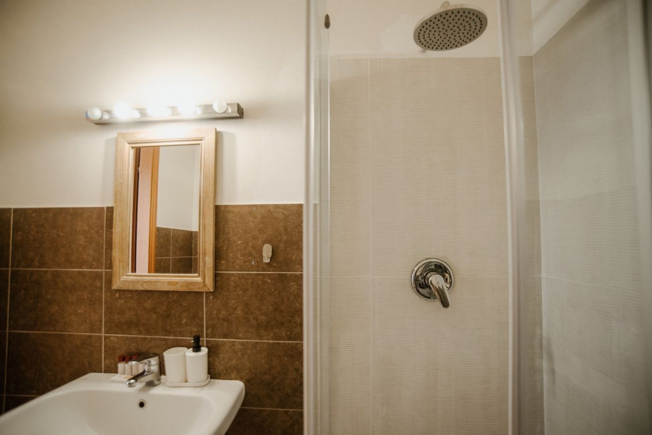 Regadera, bidet, toallas 