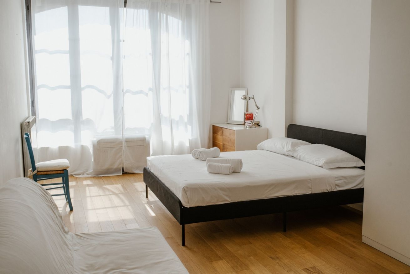 1 chambre, fer et planche à repasser