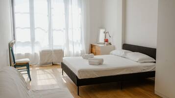 1 chambre, fer et planche à repasser
