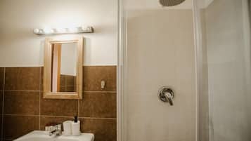 Douche, bidet, serviettes fournies