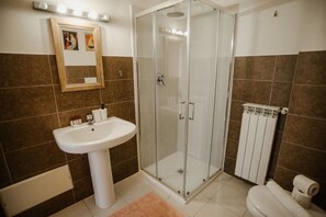 Douche, bidet, serviettes fournies