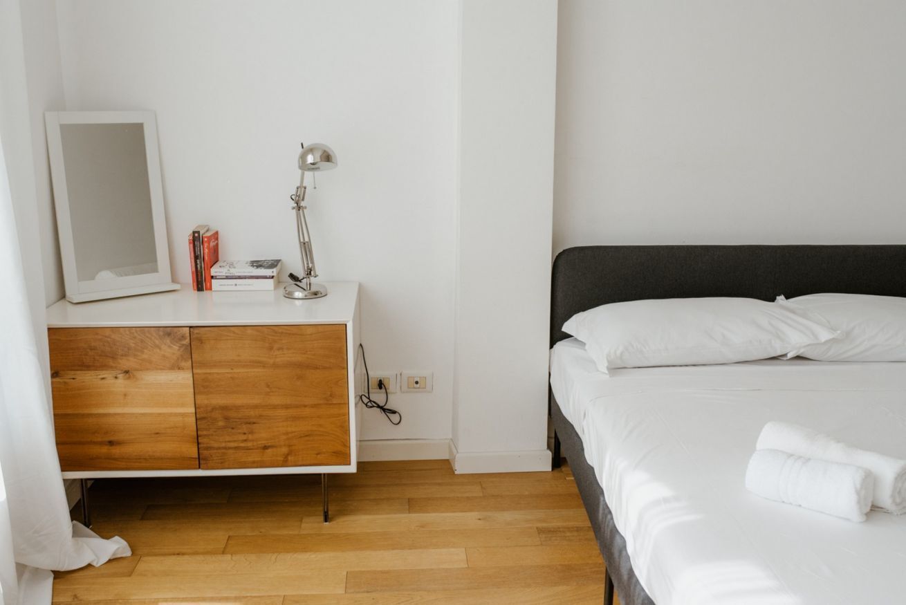 1 habitación y tabla de planchar con plancha 