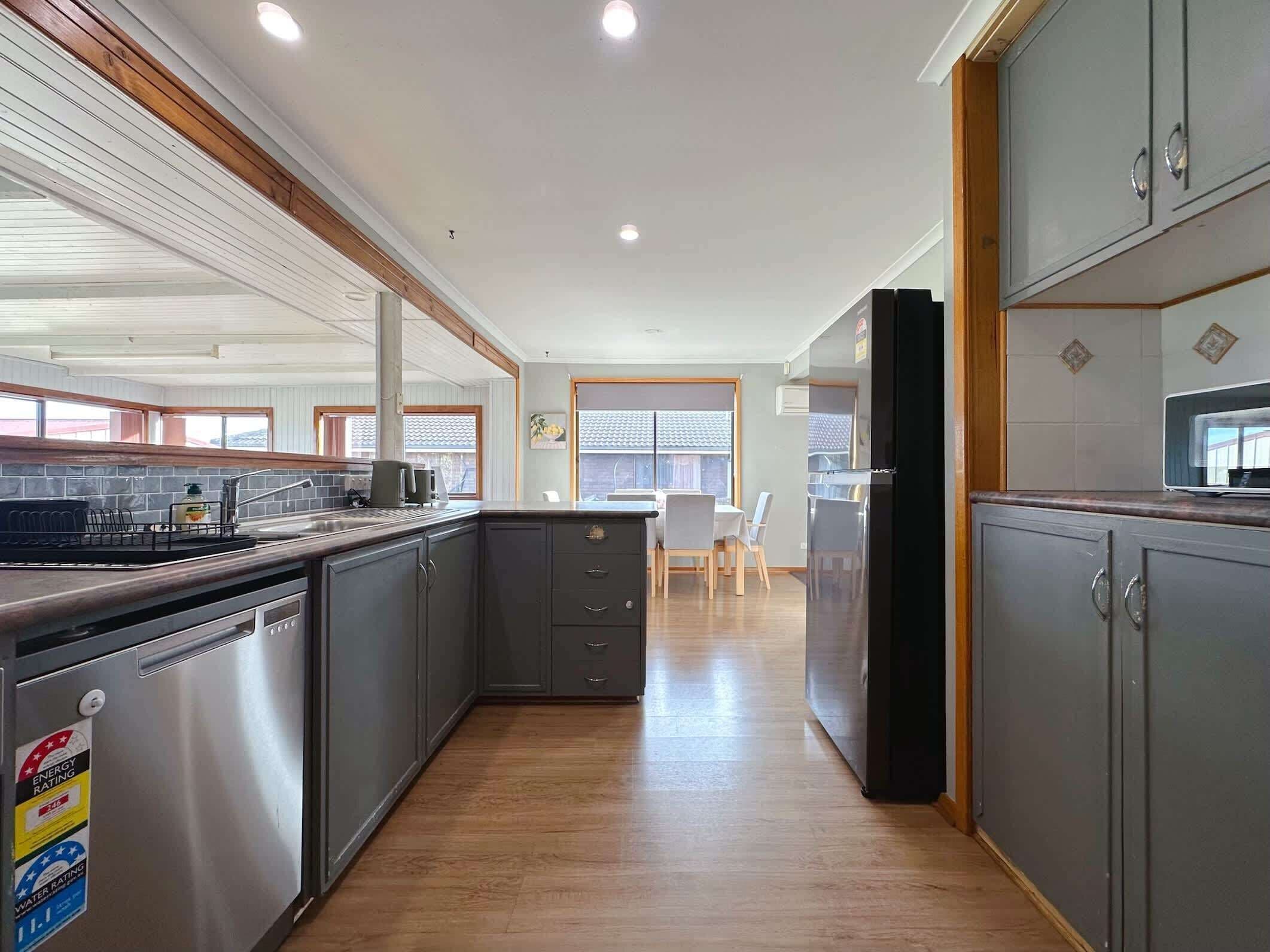 Jääkaappi, mikroaaltouuni, uuni, liesi