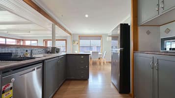 Jääkaappi, mikroaaltouuni, uuni, liesi