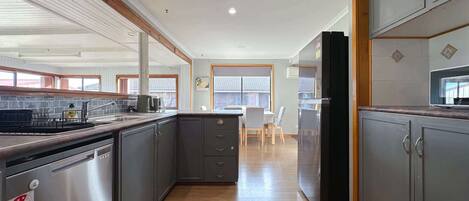 Frigorífico, microondas, horno y placa de cocina