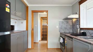 Jääkaappi, mikroaaltouuni, uuni, liesi