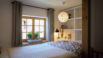 3 Schlafzimmer, Schreibtisch, Bügeleisen/Bügelbrett, Reisekinderbett