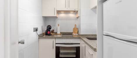 Een koelkast, een magnetron, een oven, een kookplaat