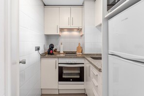 Een koelkast, een microgolfoven, een oven, een kookplaat