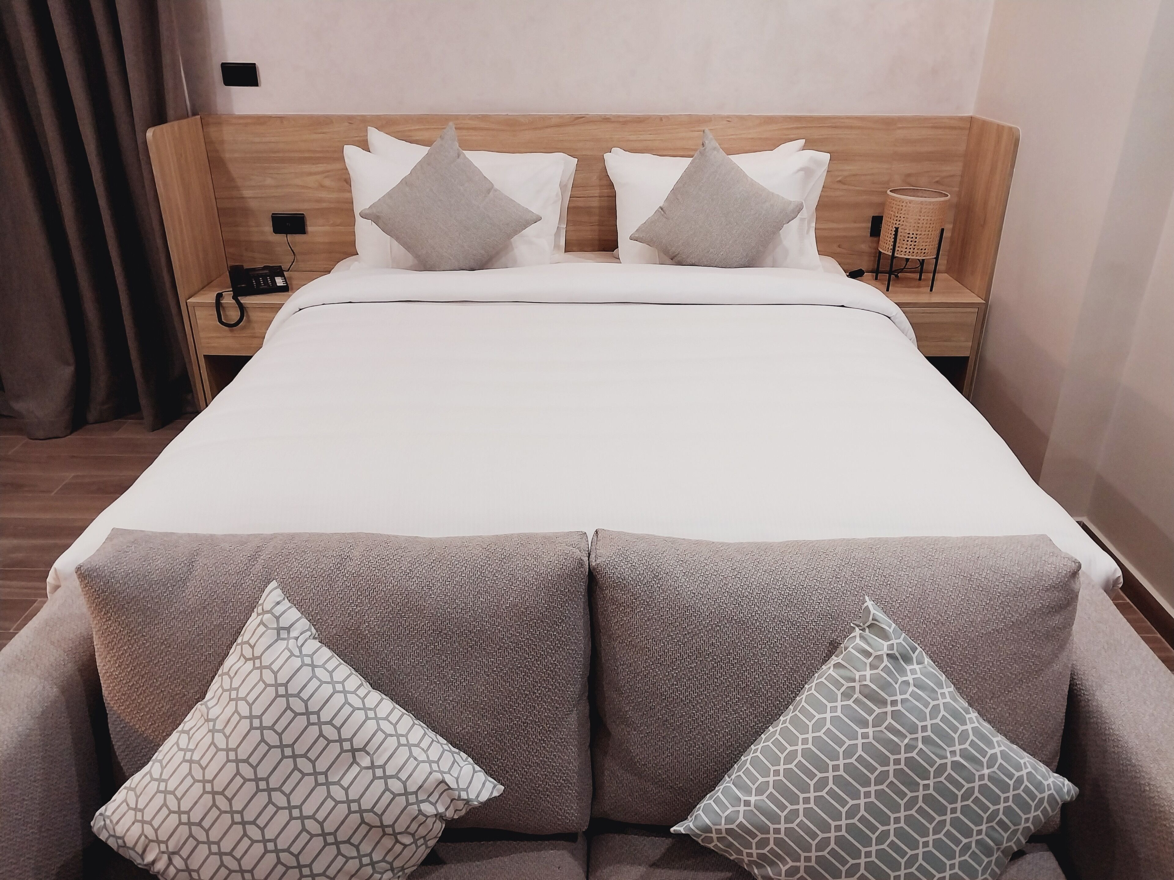 8 habitaciones, tabla de planchar con plancha, wifi y ropa de cama 