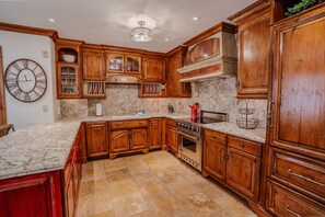 冰箱、微波炉、烤箱、炉灶