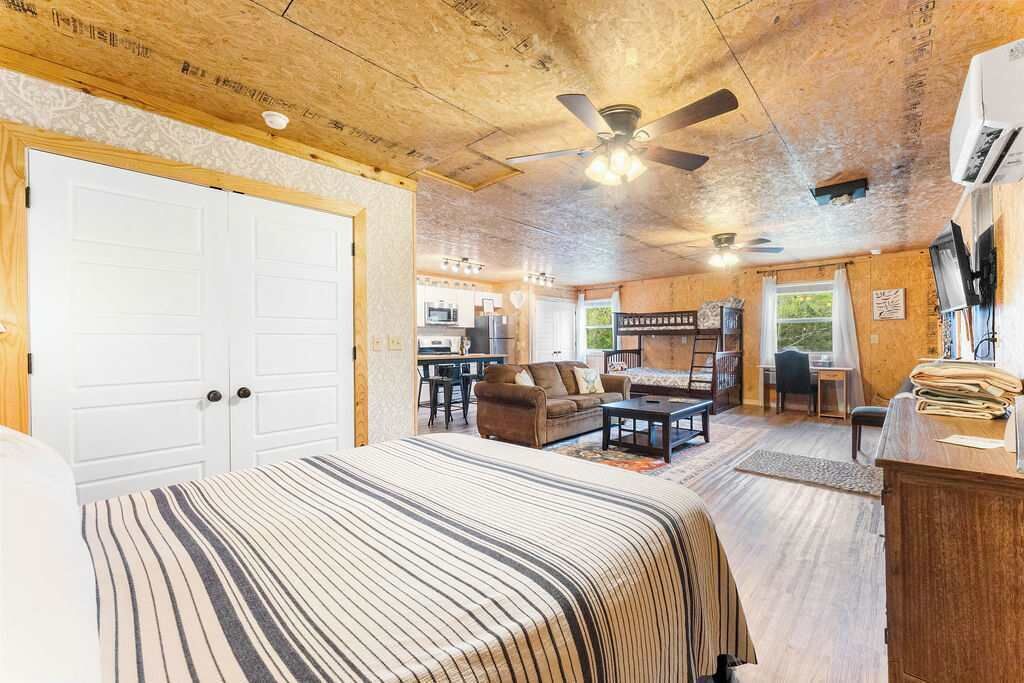 1 bedroom, desk, iron/ironing board, WiFi