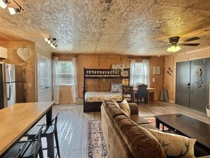 1 habitación, escritorio, tabla de planchar con plancha y wifi